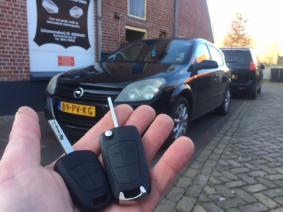 Opel Astra autosleutel bijmaken met afstandsbediening